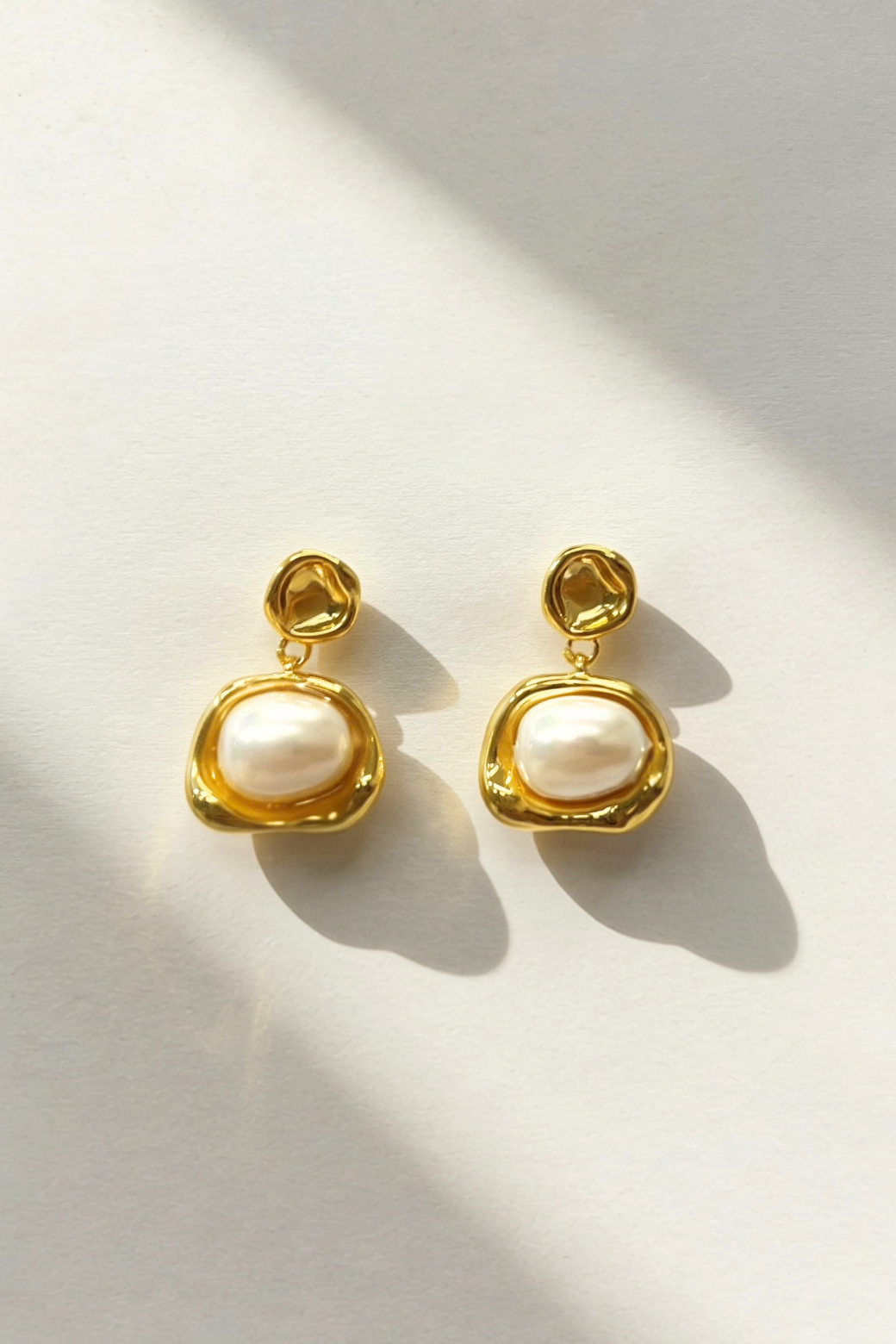 Molten Pearl Earrings Gold